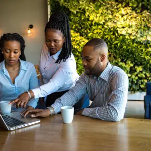 Personnes devant un écran pou choisir un objet à Louer sur Bradeloc