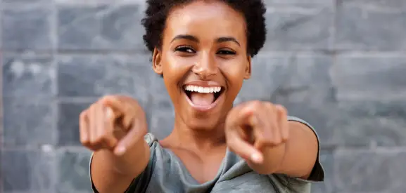 Femme joyeuse et heureuse d'utiliser Bradeloc