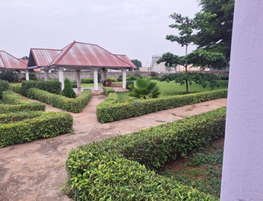 Charmantes paillotes en plein air à louer à Lomé – Cadre verdoyant & intimiste