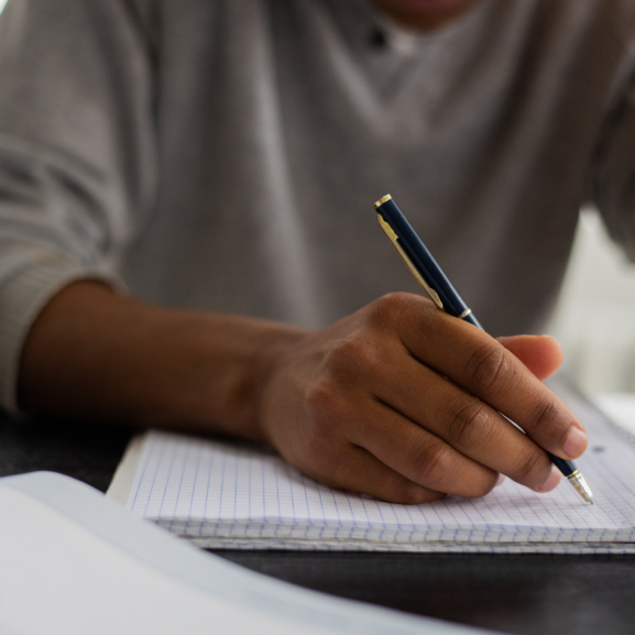 Personne qui prend des notes sur un équipement à louer à Lomé